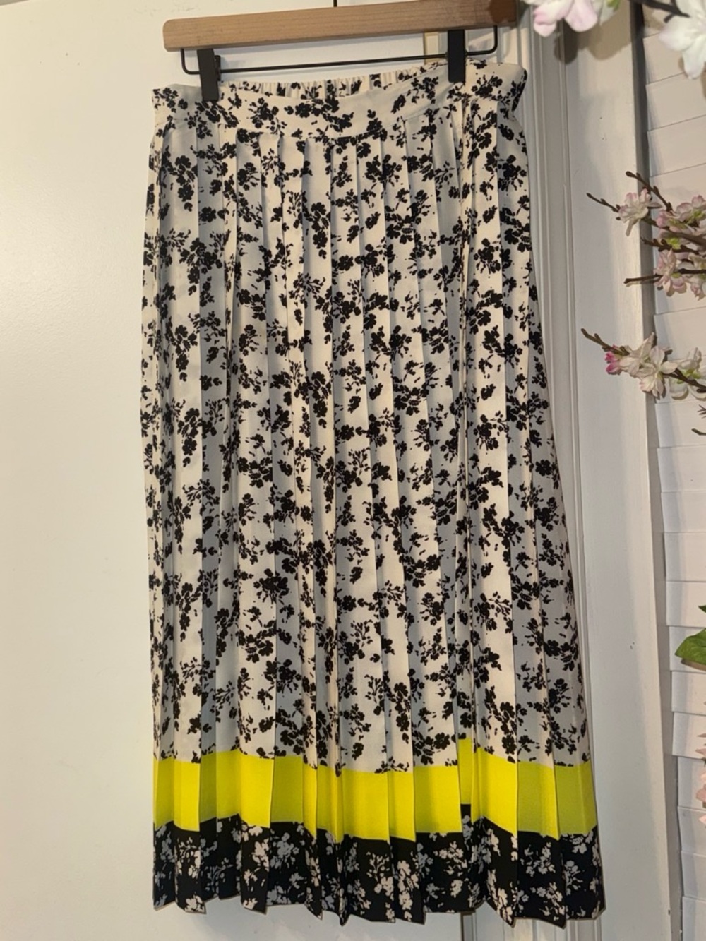 Vince Camuto Cream and Black Floral Pleated Midi Skirt with Yellow Band